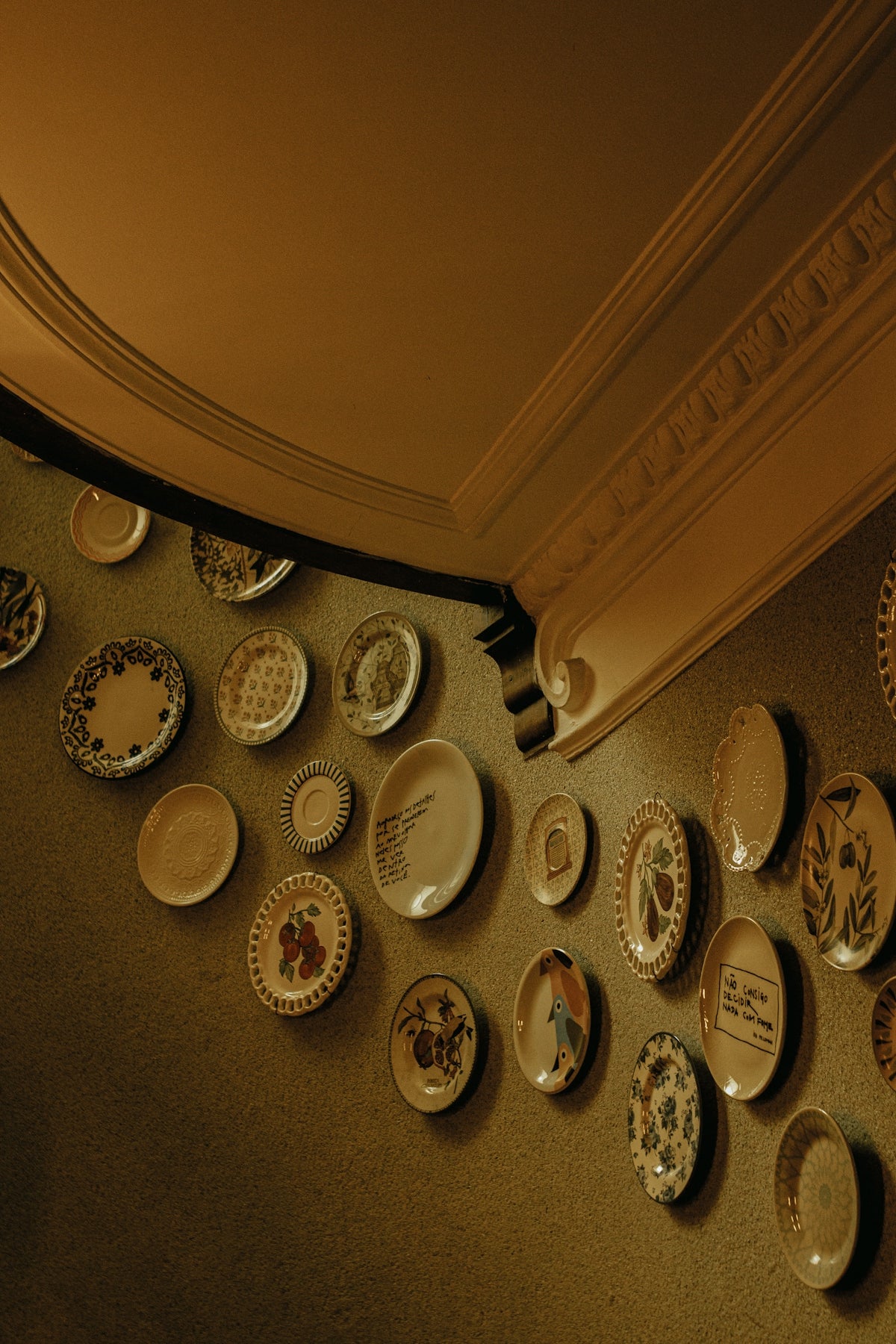 A room with plates on the wall and a clock on the wall