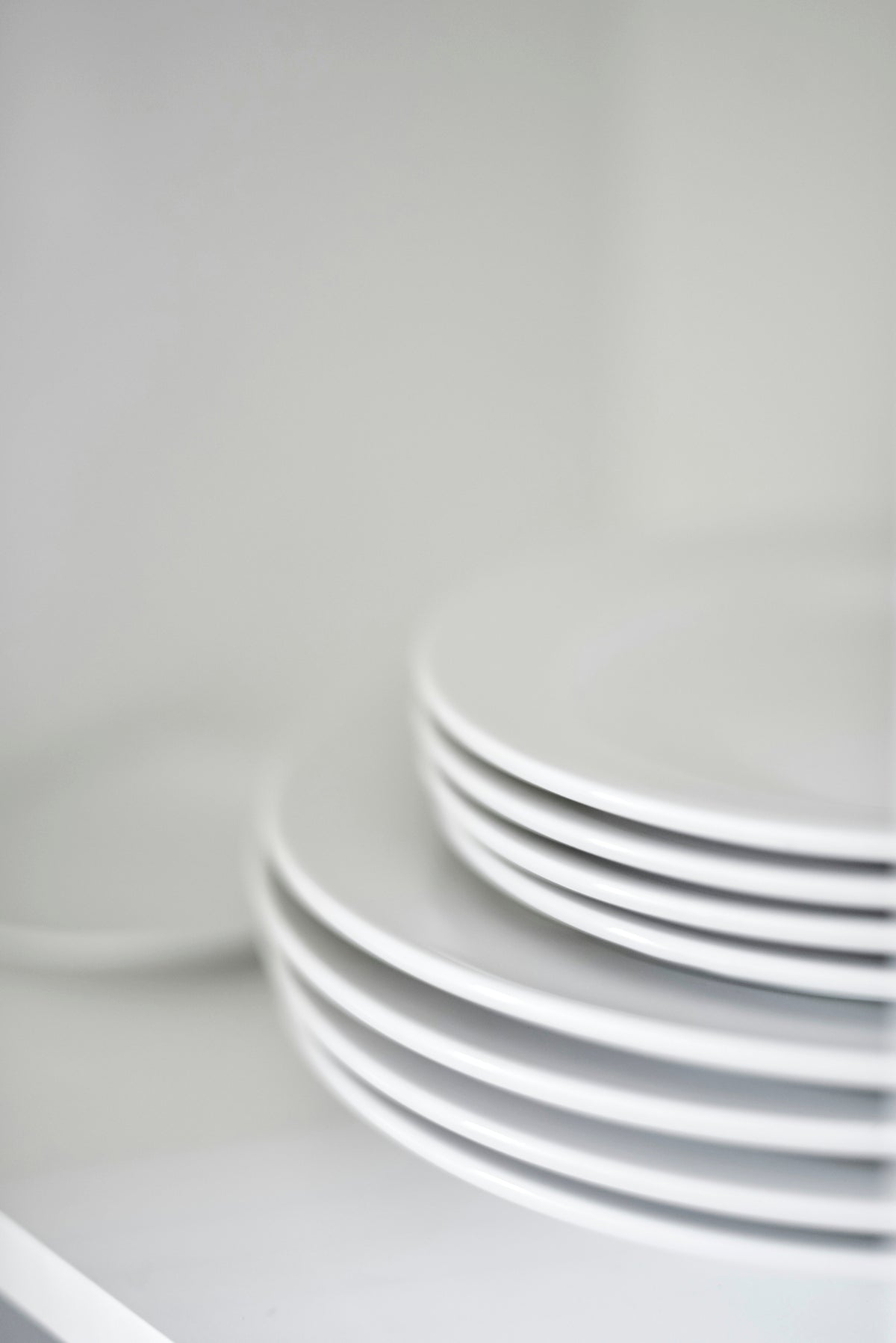 A stack of white plates stacked on top of each other